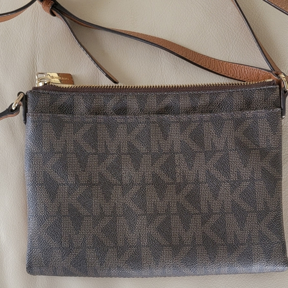Michael Kors Leather Crossbody Bag MK with Built-in Wallet - Picture 3 of 7